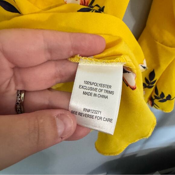 Stella Tweed Yellow Floral Plunging Neckline Top Bell Sleeves Womens Size Medium - Picture 7 of 8